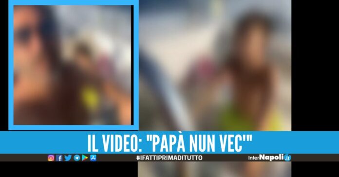 Papà incita il figlio piccolo a guidare il motoscafo: 
