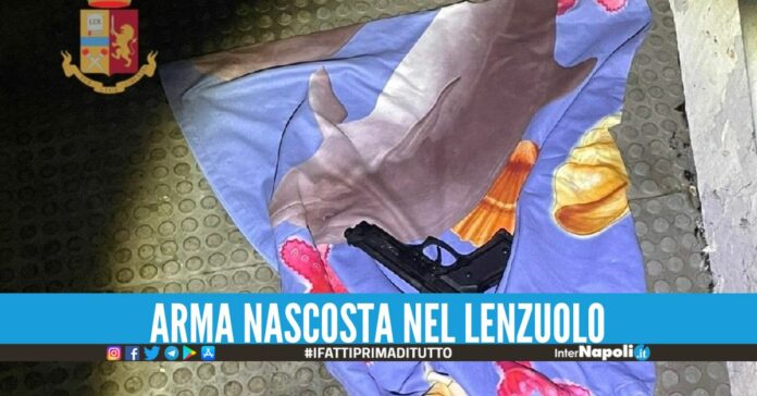 Lascia la pistola nel palazzo e scappa dal rione di Secondigliano
