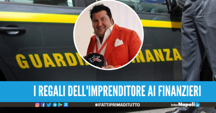Tangenti e regali per evitare controlli, indagati 11 finanzieri a Napoli