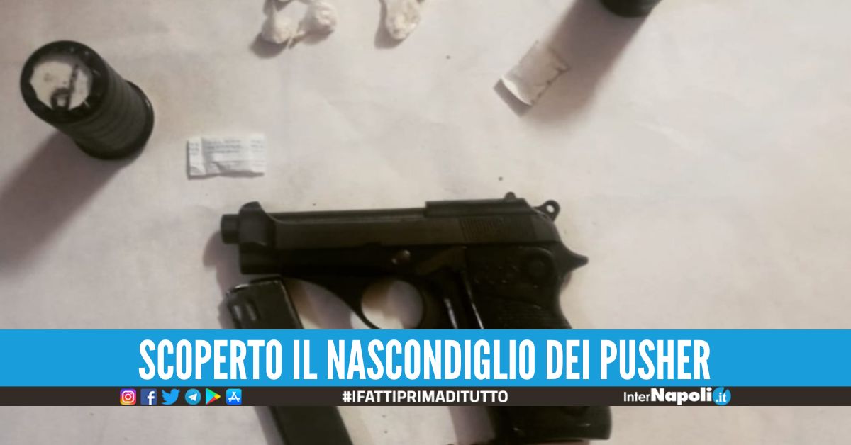 Beretta e droga nascosti nel palazzo a Napoli: tutto pronto per la vendita
