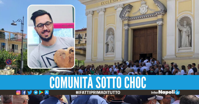 Giuseppe D'Aniello, sullo sfondo foto dai funerali (John Flower)