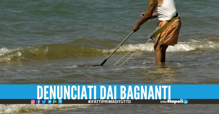 Pescano 60 kg di telline sul litorale, multa per 2 abusivi di Giugliano