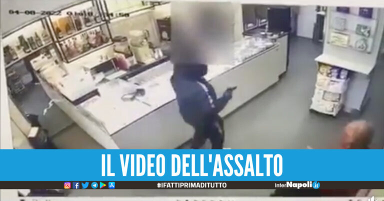Rapina a mano armata nel bar tabacchi a Napoli, entrano in 3 pistola in pugno