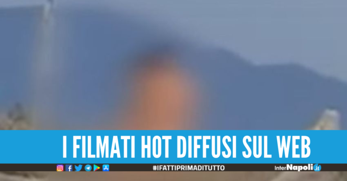 Sesso in pieno giorno davanti ai bagnanti sulla spiaggia libera, i video fanno il giro della rete