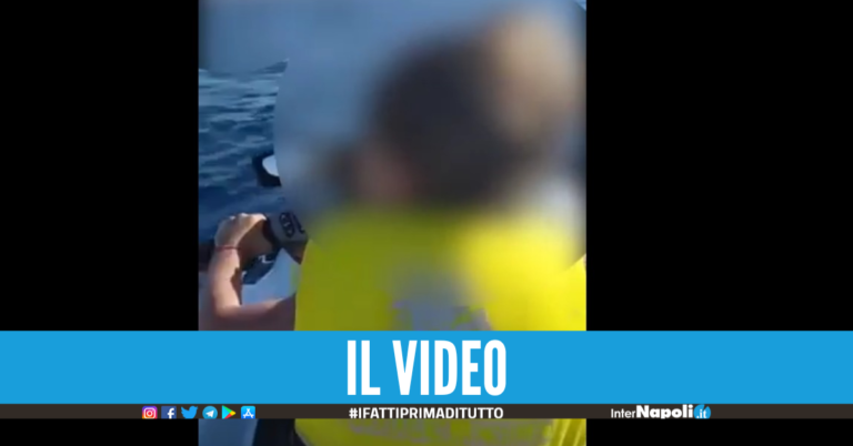 Bimbo alla guida di un acquascooter nel Golfo di Napoli, il video finisce su TikTok