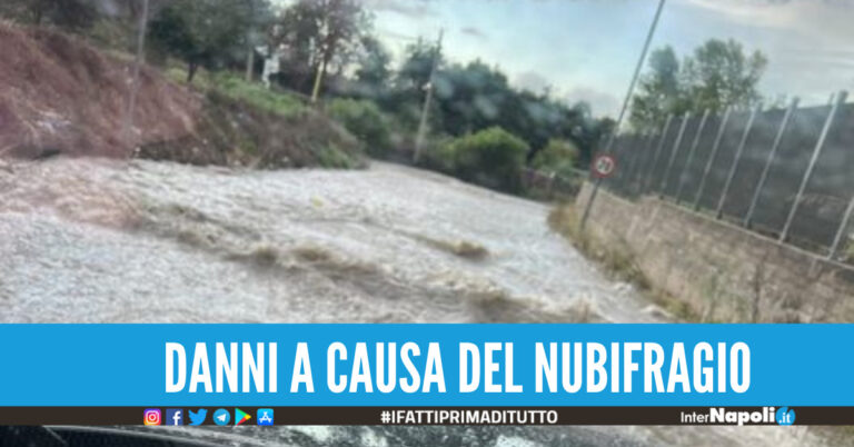 Alberi caduti e strade allagate, Napoli e provincia svegliati dalla bomba d’acqua