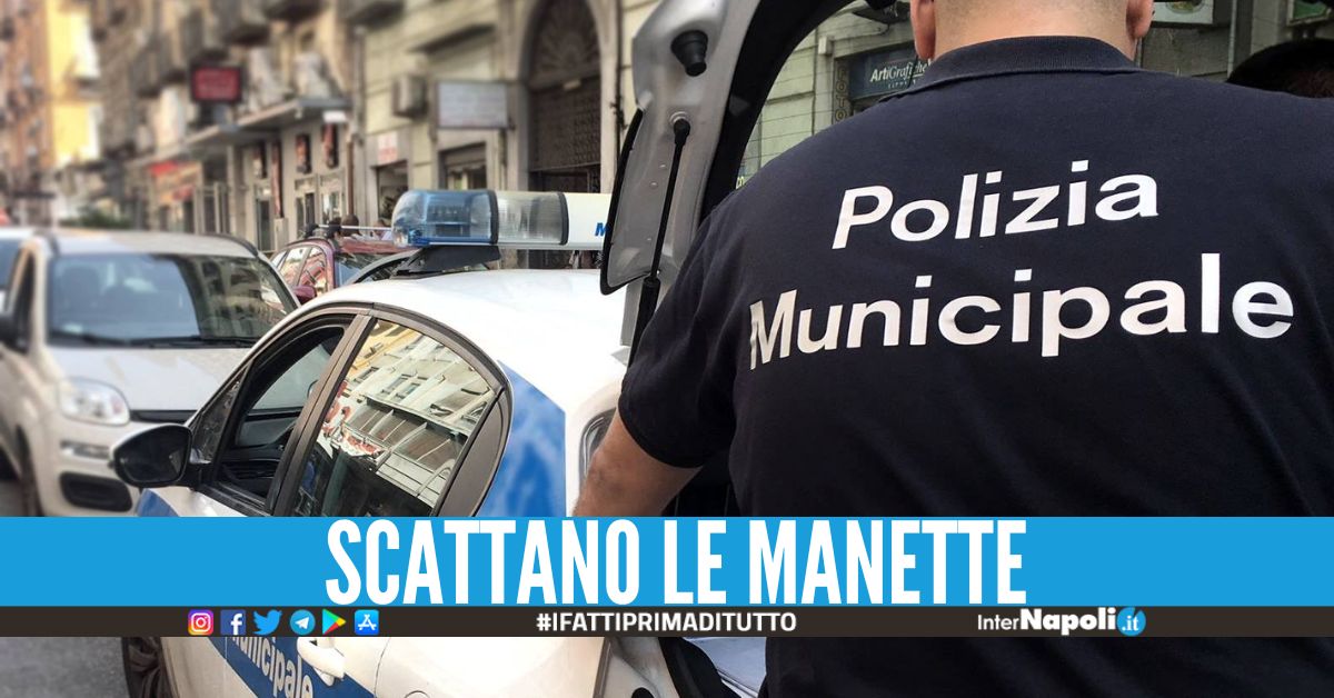 Violenza in piazza a Napoli, picchia gli agenti dopo il ritiro della patente