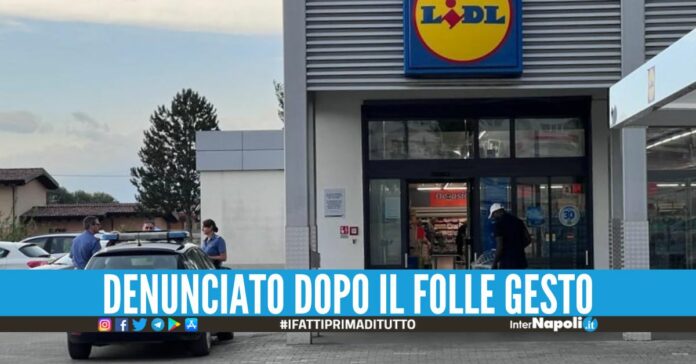 Assalto all'offerta Lidl, cliente estrae la pistola per far rispettare la fila