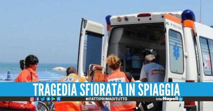 Paura sul lido a Varcaturo, bagnante salvato dal 118 dopo il malore