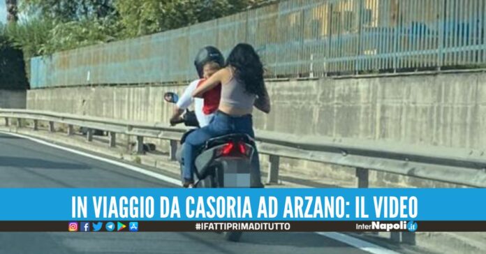Il piccolo viaggiava a bordo del motorino stretto tra la mamma e il papà