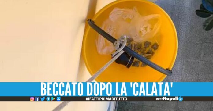 Spaccia la droga con il 'panaro', arrestato nel Parco Verde di Caivano
