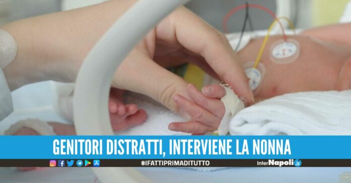 Un bimbo ingerito hashish avvolto nella carta stagnola mentre stava giocando in casa. Probabilmente il piccolo di 2 anni l'ha