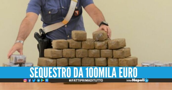 Girava a bordo di una Porsche con 2 kg di cocaina e 19 kg di 'nero pongo'