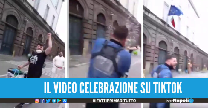 [Video]. Appena scarcerato da Poggioreale, brinda con champagne con amici e parenti e blocca la strada