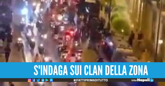 Corteo di scooter a Napoli fermato dagli agenti poliziotto rischia di essere investito