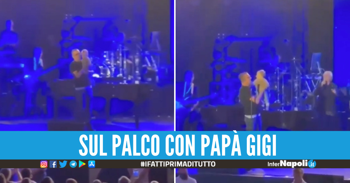 Gigi D'Alessio sul palco con il figlio Francesco