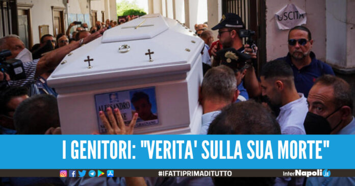 Alessandro morto suicida a Gragnano, s'indaga sulla pizza con gli amici e l'ex fidanzatina