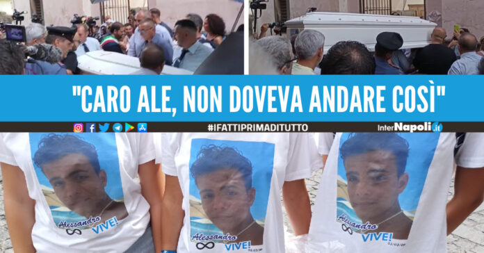 [Video]. Gragnano, lacrime al funerale di Alessandro Non doveva andare così, scusaci
