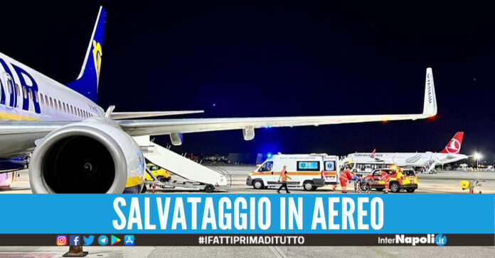 Uomo riscontra un malore a bordo di un aereo viene salvato da due medici