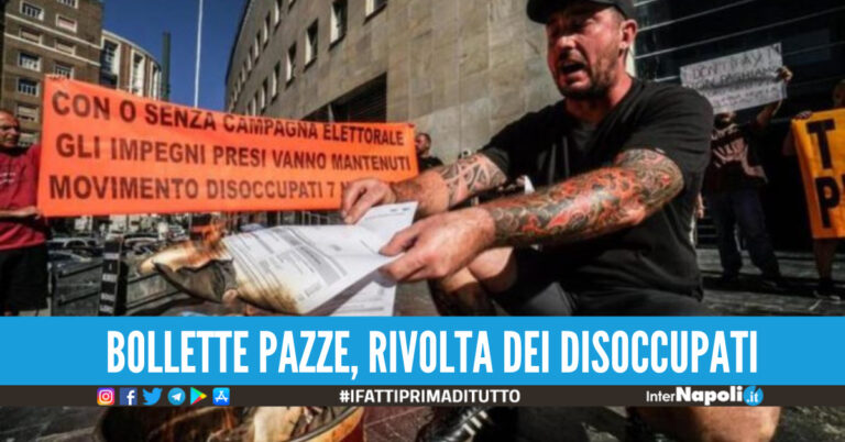 Bollette triplicate, i disoccupati di Napoli bruciano le fatture: “Non possiamo pagarle”