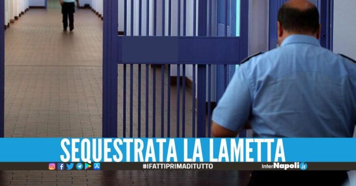 Tenta di tagliarsi la gola nel carcere di Carinola, feriti 2 agenti penitenziari