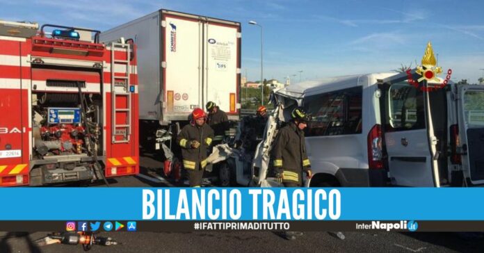 Furgone finisce contro un tir, 6 morti nel tragico schianto in autostrada