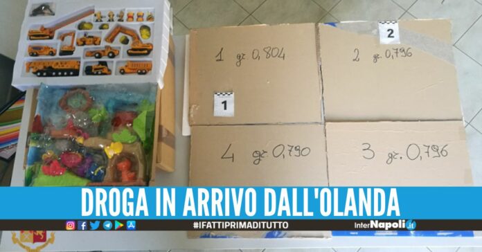 Riceve un pacco di giocattoli ma dentro ci sono 3 chili di cocaina purissima