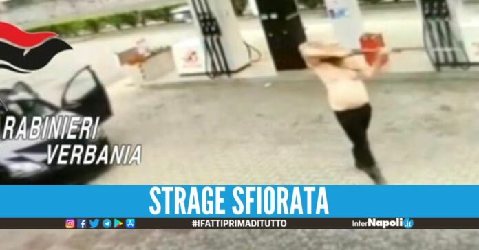 Sperona 15 auto e punta il fucile d'assalto contro i passanti e carabinieri