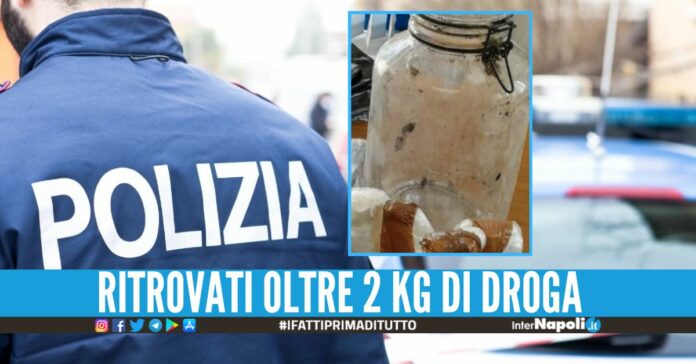 Dal tombino spunta un barattolo pieno di cocaina, scatta il sequestro a Napoli