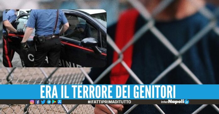 Si masturbava davanti la scuola a Giugliano, sorpreso fuori dall'auto
