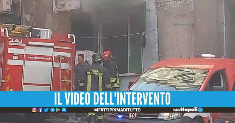 Incendio in un ‘basso’ a Napoli, vigili del fuoco in azione tra le auto in divieto