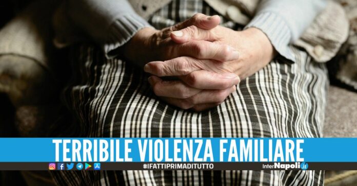Picchia la mamma e la zia in casa, arrestato in provincia di Napoli