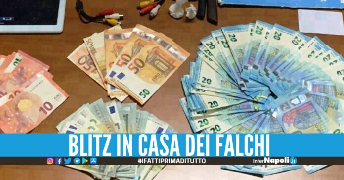 Buttano un sacchetto pieno di contanti e droga, 2 arresti ai Quartieri Spagnoli