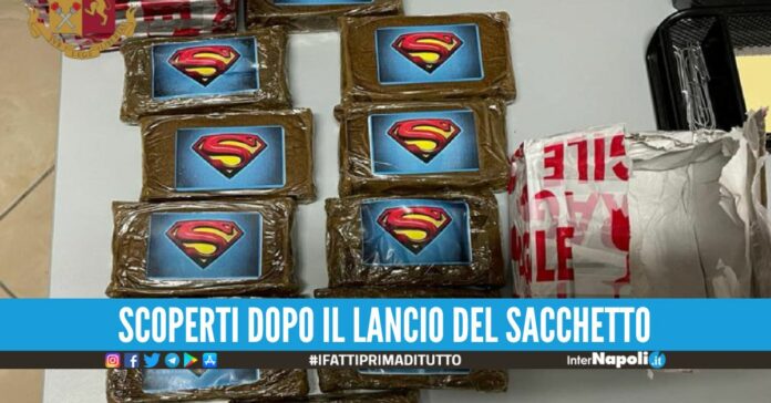 Controlli a Secondigliano, sequestrato un kg di 'hashish di Superman'