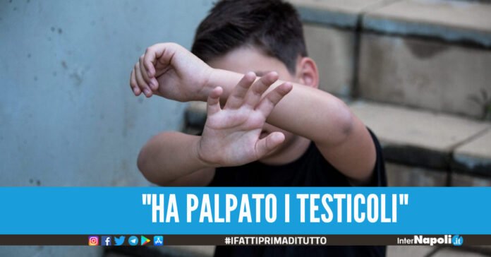 Orrore a Casandrino, si apparta con 3 bimbi in un vicoletto e abusa di loro