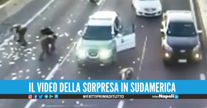 Pioggia di soldi cade in autostrada, traffico in tilt dopo la rapina