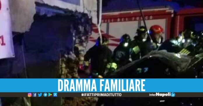 Auto si schianta contro una casa, morti 3 figli e la mamma