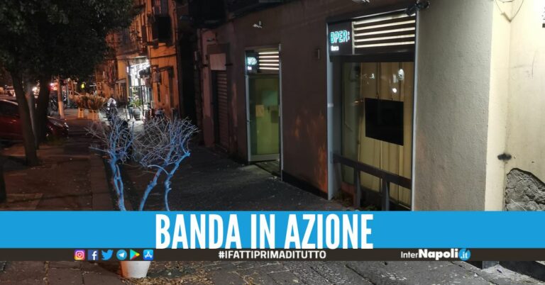 Colpo in banca a Napoli, rapinatori in fuga con 250mila euro