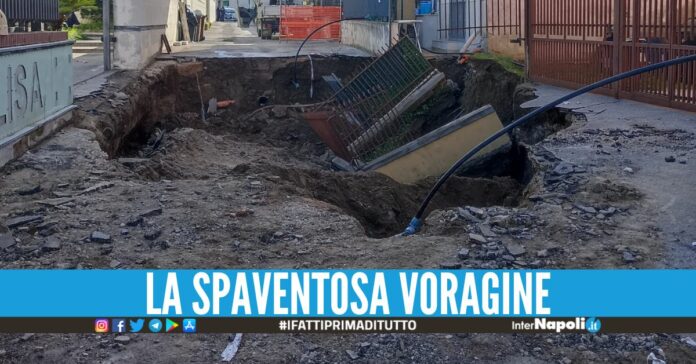 Enorme voragine squarcia la strada a Villaricca, famiglie sgomberate 6