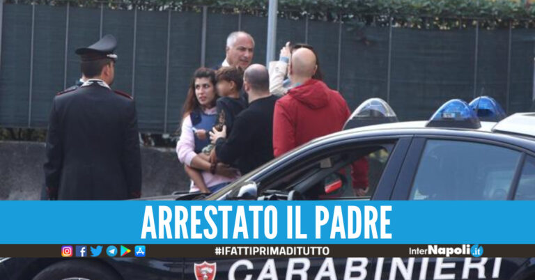 Il bimbo rapito dal papà è stato salvato dai carabinieri, l’uomo ha aperto la porta
