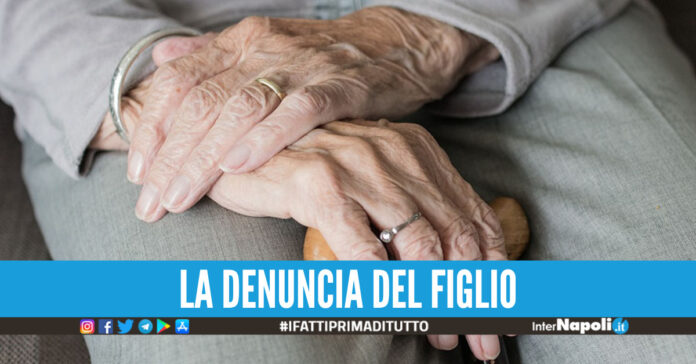 Mani anziana, foto di repertorio