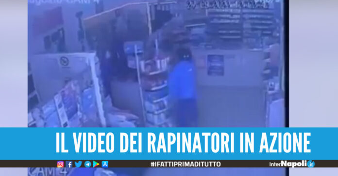 Un'altra rapina a mano armata ad Afragola, il video dell'assalto sui social
