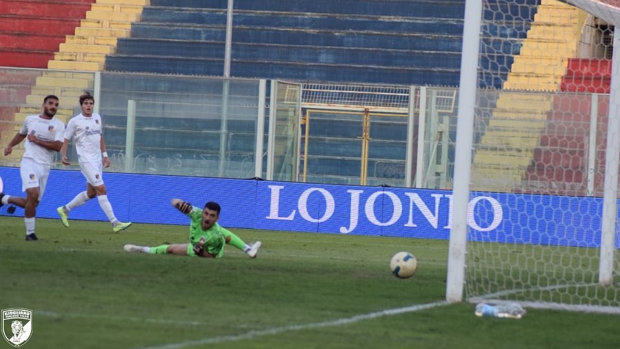 Il Giugliano espugna il campo del Taranto, in gol l’ex Rizzo