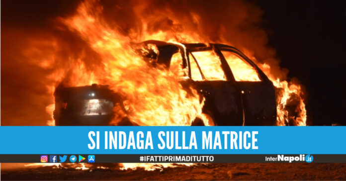 Auto in fiamme, foto di repertorio