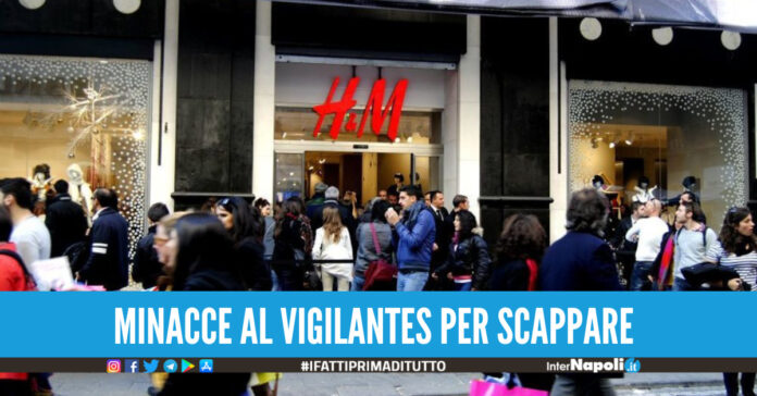 Caos da H&M di via Toledo a Napoli, ruba vestiti e tenta la fuga arrestato
