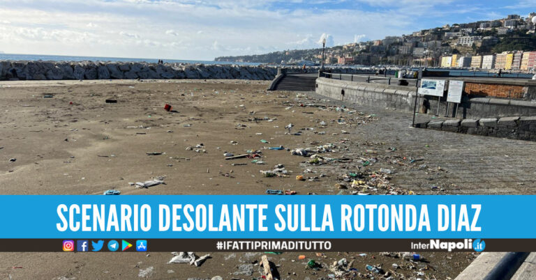 Montagne di plastica e rifiuti, il mare di Napoli ‘vomita’ sulla spiaggia l’inciviltà delle persone