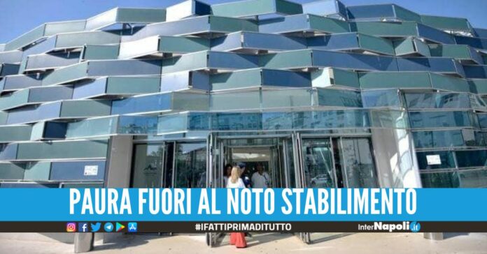 Camionista travolto dal furgone, ricoverato all'ospedale del Mare: è grave