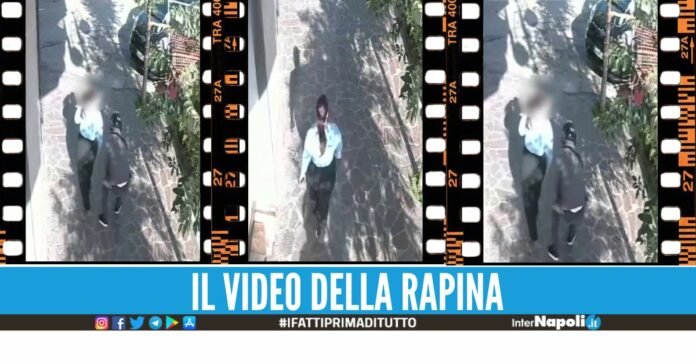 Poco dopo le ore 12 una donna al quarto mese di gravidanza passeggia da sola. Alle sue spalle un uomo, furtivo, casco e guanti calzati