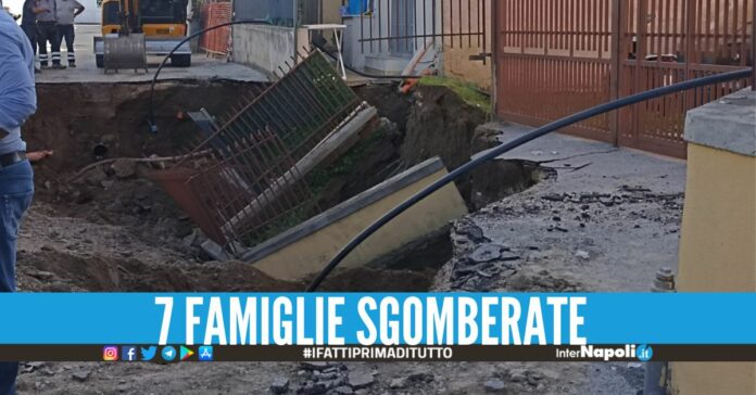 Crollo a Villaricca, i tecnici indagano sulla cavità sottostante la strada