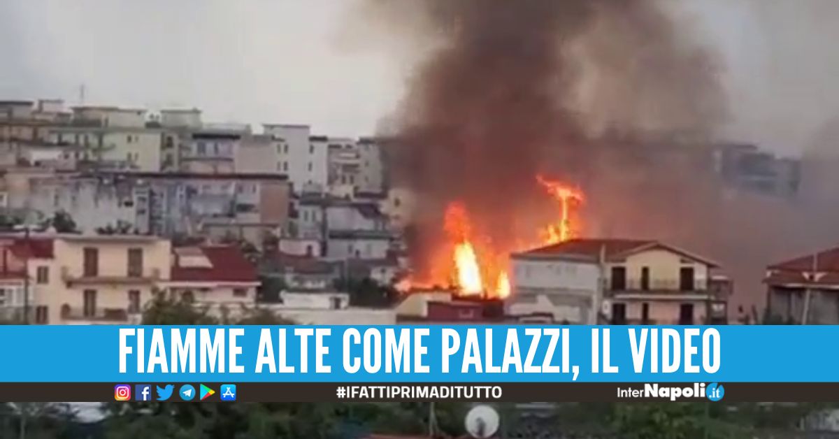 Un fulmine si abbatte su Napoli est, scoppia l'incendio tra le case
